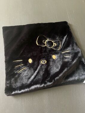 HELLO KITTY DECOR PILLOW - faux fur blk
